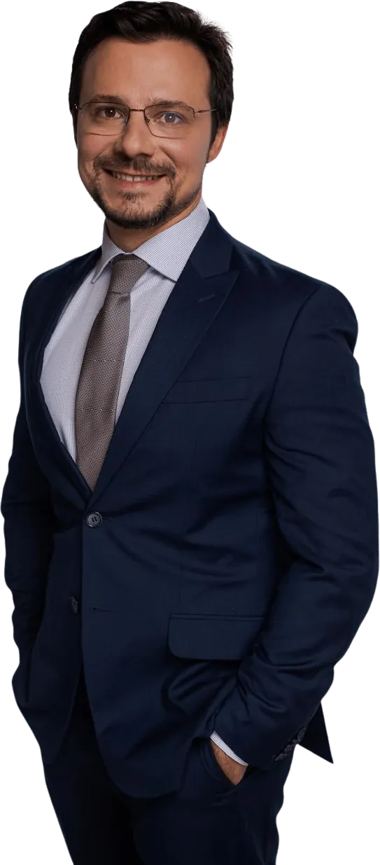 Dr. Maurício Panício em traje social azul-marinho